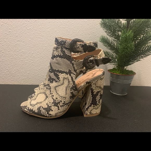 Pair of Snakeskin Heels in great condition - Picture 6 of 7